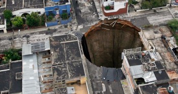 extraños y sorprendentes agujeros en la tierra