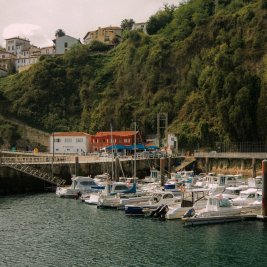 Vista del pueblo de Lastres, en la costa de Asturias, con sus casas escalonadas sobre el puerto