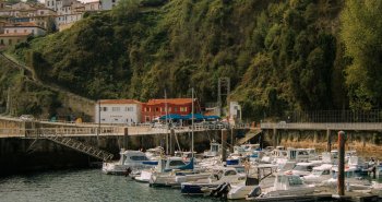 Vista del pueblo de Lastres, en la costa de Asturias, con sus casas escalonadas sobre el puerto