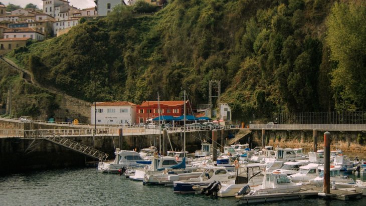 Vista del pueblo de Lastres, en la costa de Asturias, con sus casas escalonadas sobre el puerto