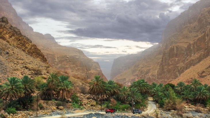 Cañón con pozas de agua turquesa entre montañas rocosas en Omán