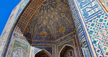 Madrasas con cúpulas y azulejos azules en la plaza del Registán de Samarcanda, Uzbekistán