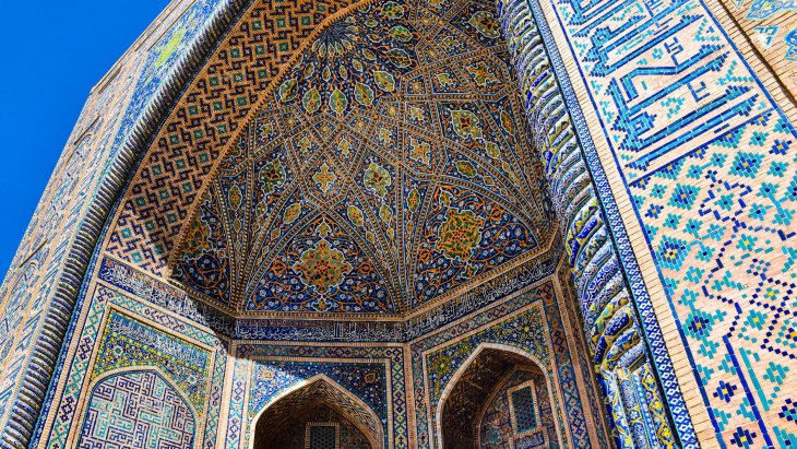 Madrasas con cúpulas y azulejos azules en la plaza del Registán de Samarcanda, Uzbekistán