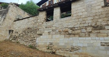 Vista panorámica de Agurain con su casco medieval amurallado y la iglesia-fortaleza sobresaliendo entre los campos de la Llanada Alavesa