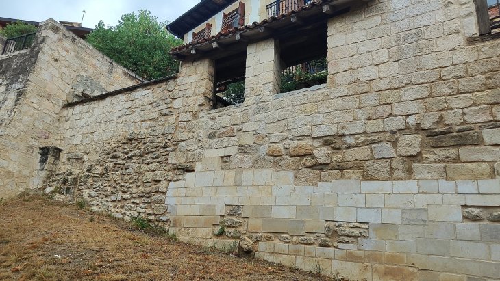 Vista panorámica de Agurain con su casco medieval amurallado y la iglesia-fortaleza sobresaliendo entre los campos de la Llanada Alavesa
