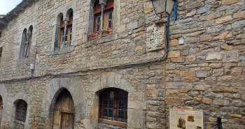 Vista panorámica del casco medieval de Aínsa con la Peña Montañesa al fondo