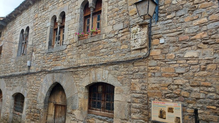 Vista panorámica del casco medieval de Aínsa con la Peña Montañesa al fondo