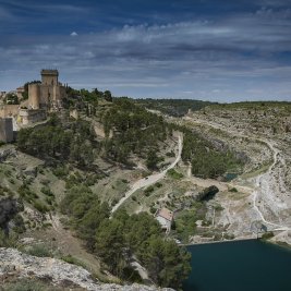 Panorámica de Alarcón (Cuenca) sobre el peñón rodeado por la hoz del río Júcar, con su castillo medieval