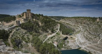 Panorámica de Alarcón (Cuenca) sobre el peñón rodeado por la hoz del río Júcar, con su castillo medieval