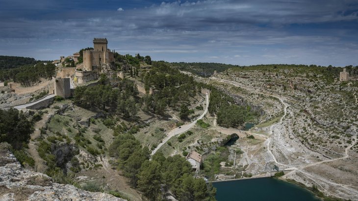 Panorámica de Alarcón (Cuenca) sobre el peñón rodeado por la hoz del río Júcar, con su castillo medieval