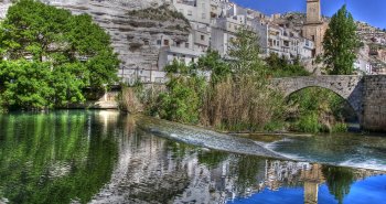 Vista panorámica de Alcalá del Júcar colgado en la ladera de la hoz sobre el meandro del río Júcar