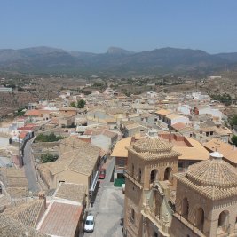 Vista panorámica de Aledo con su torre del homenaje medieval sobre el caserío y Sierra Espuña al fondo