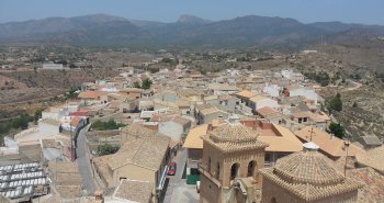 Vista panorámica de Aledo con su torre del homenaje medieval sobre el caserío y Sierra Espuña al fondo