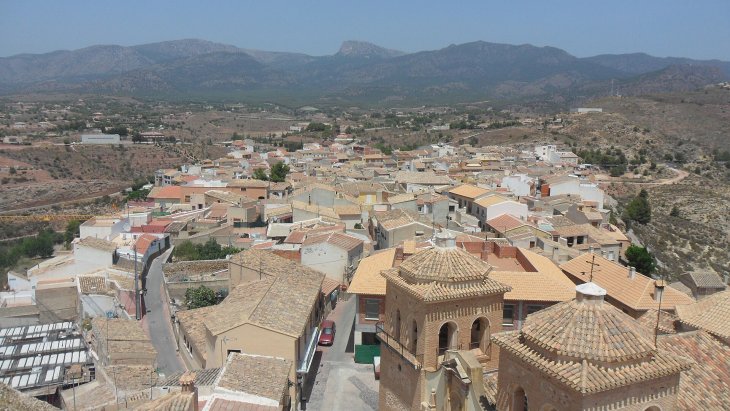 Vista panorámica de Aledo con su torre del homenaje medieval sobre el caserío y Sierra Espuña al fondo