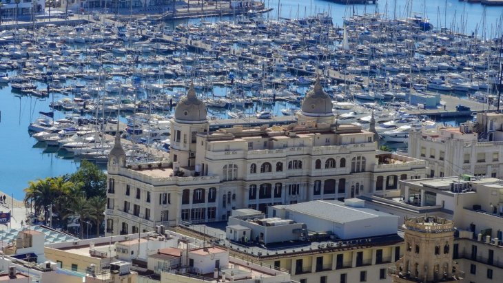 Vista aérea del puerto deportivo de Alicante con el castillo de Santa Bárbara sobre el monte Benacantil