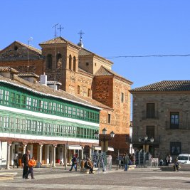 Vista panorámica de la Plaza Mayor de Almagro con sus soportales y galerías acristaladas verdes