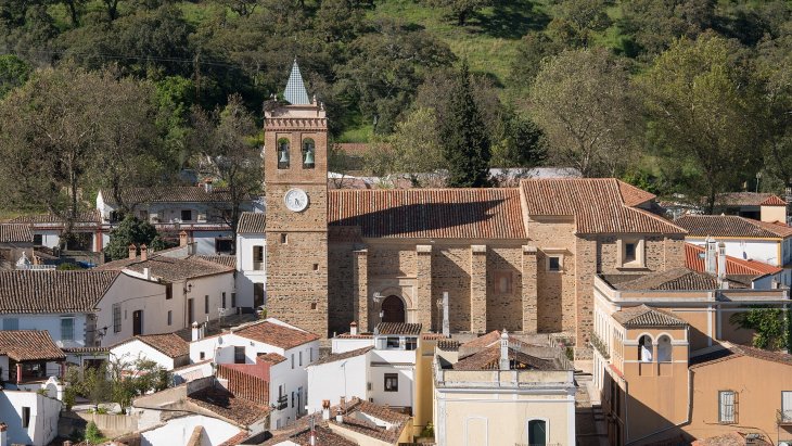 Vista de Almonaster la Real con su mezquita del siglo X en lo alto del cerro y el caserío blanco rodeado de castañares