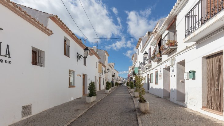 Vista panorámica de Altea con las casas blancas del casco antiguo y las cúpulas azules de la iglesia frente al Mediterráneo