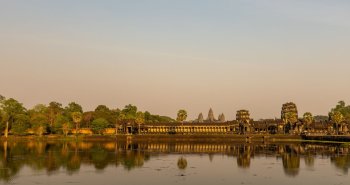 Amanecer sobre las torres de Angkor Wat reflejadas en el estanque