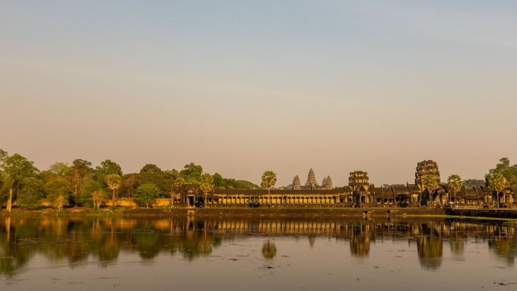 Amanecer sobre las torres de Angkor Wat reflejadas en el estanque