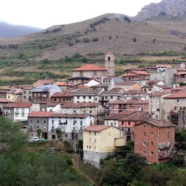 Vista panorámica de Anguiano entre montañas de la Sierra de la Demanda, con sus casas de piedra sobre la garganta del río Najerilla