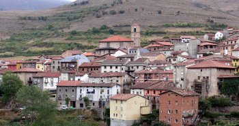 Vista panorámica de Anguiano entre montañas de la Sierra de la Demanda, con sus casas de piedra sobre la garganta del río Najerilla