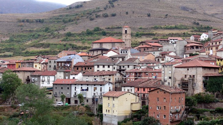 Vista panorámica de Anguiano entre montañas de la Sierra de la Demanda, con sus casas de piedra sobre la garganta del río Najerilla