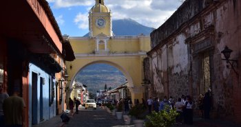 Arco de Santa Catalina en Antigua Guatemala con el volcán de Agua al fondo