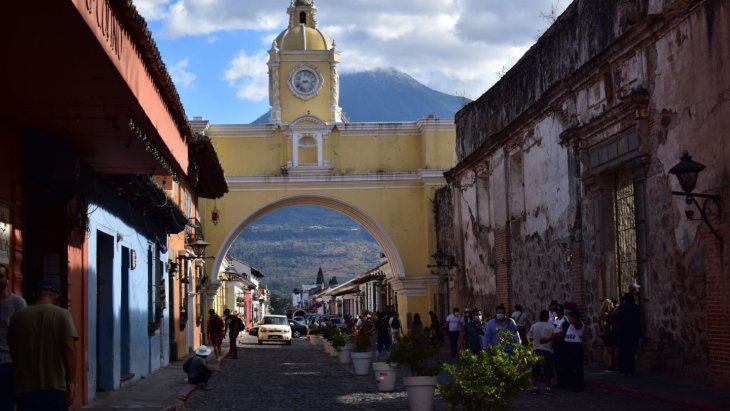 Arco de Santa Catalina en Antigua Guatemala con el volcán de Agua al fondo