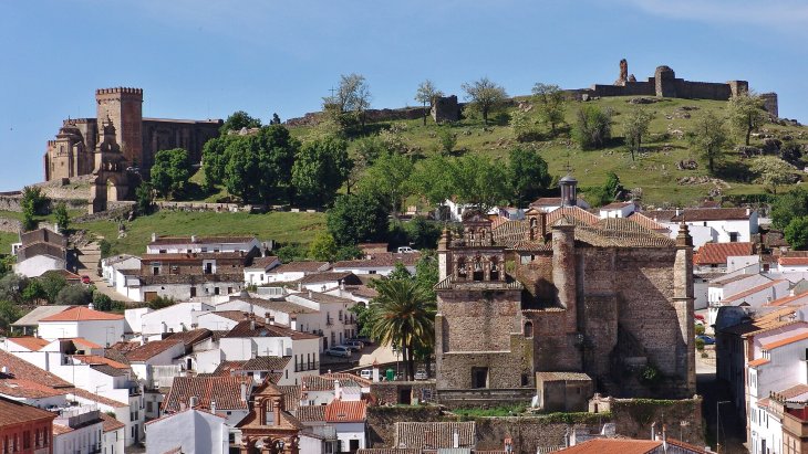 Vista panorámica de Aracena con el castillo y la iglesia prioral sobre el caserío de la sierra onubense