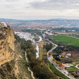 Vista panorámica de Arcos de la Frontera con sus casas blancas colgadas sobre el tajo del río Guadalete