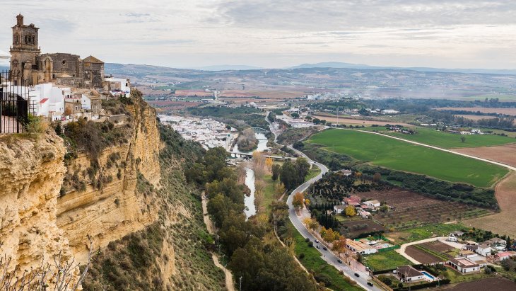 Vista panorámica de Arcos de la Frontera con sus casas blancas colgadas sobre el tajo del río Guadalete