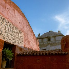 Arquitectura de sillar blanco de Arequipa con el volcán Misti al fondo