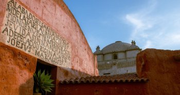 Arquitectura de sillar blanco de Arequipa con el volcán Misti al fondo