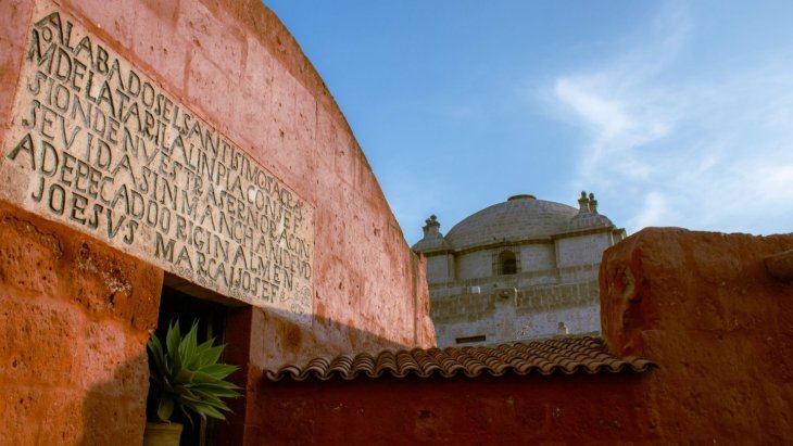 Arquitectura de sillar blanco de Arequipa con el volcán Misti al fondo