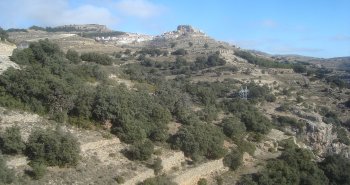 Panorámica de Ares del Maestrat con sus casas escalonadas bajo la gran muela rocosa coronada por el castillo