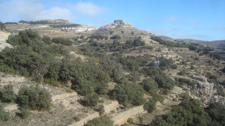 Panorámica de Ares del Maestrat con sus casas escalonadas bajo la gran muela rocosa coronada por el castillo