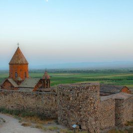 Monasterio de Khor Virap con el monte Ararat nevado al fondo, Armenia