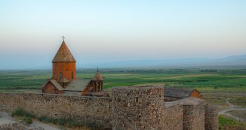 Monasterio de Khor Virap con el monte Ararat nevado al fondo, Armenia