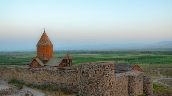 Monasterio de Khor Virap con el monte Ararat nevado al fondo, Armenia