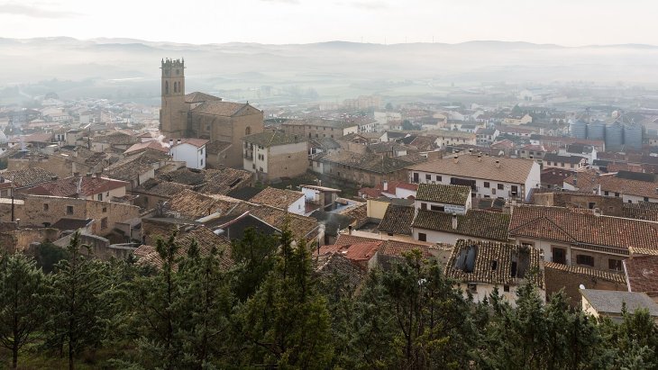 Murallas y torreones del Cerco de Artajona coronando el cerro entre campos de cereal