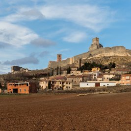 Vista de Atienza (Guadalajara) con el castillo roquero alzándose sobre el caserío medieval