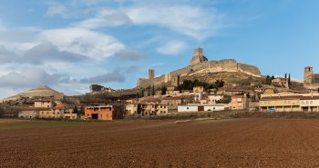 Vista de Atienza (Guadalajara) con el castillo roquero alzándose sobre el caserío medieval