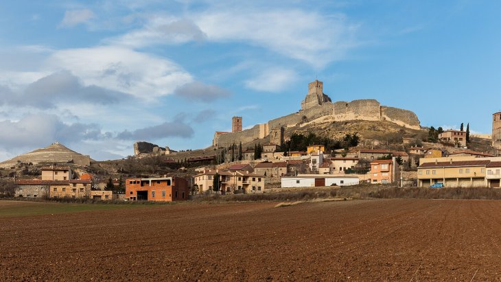 Vista de Atienza (Guadalajara) con el castillo roquero alzándose sobre el caserío medieval