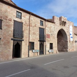 Vista panorámica de Ayllón con sus tejados rojizos y la torre de La Martina en el cerro