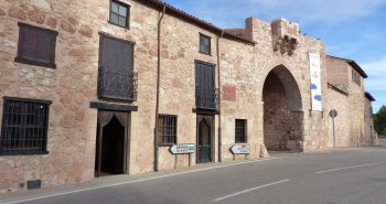 Vista panorámica de Ayllón con sus tejados rojizos y la torre de La Martina en el cerro