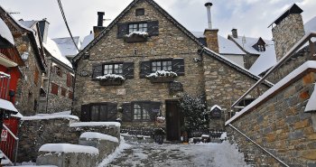 Casas de piedra y pizarra de Bagergue, el pueblo más alto del Val d'Aran, rodeadas de montañas pirenaicas