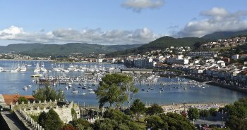 Panorámica de Baiona con la fortaleza de Monterreal y la bahía salpicada de veleros
