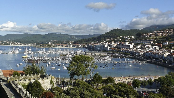 Panorámica de Baiona con la fortaleza de Monterreal y la bahía salpicada de veleros