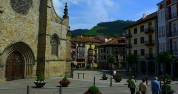 Vista del Puente Viejo medieval de Balmaseda con su torre-portazgo sobre el río Cadagua